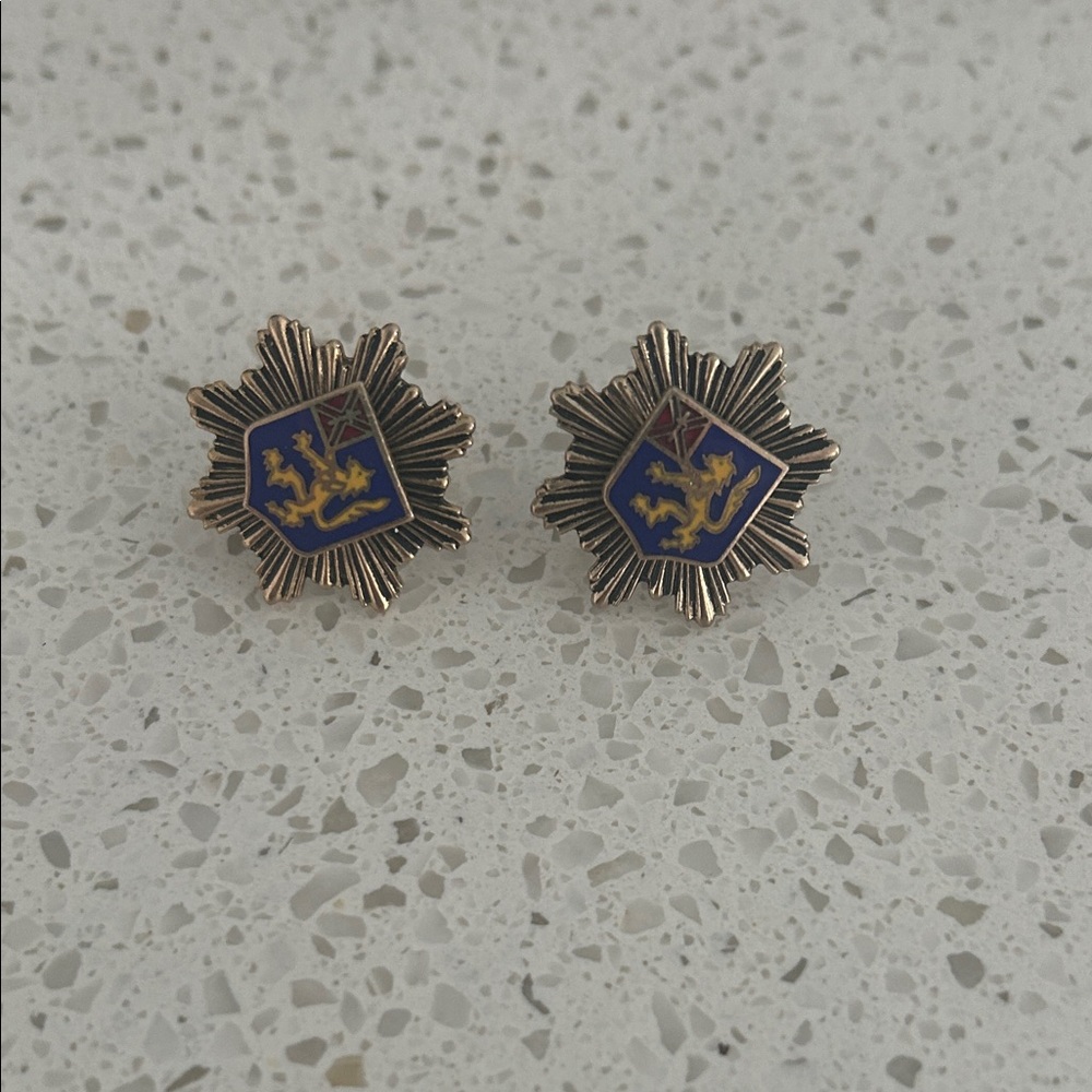 Mid-Century Vintage Lion Crest Screw-Back Earrings | Gold Tone